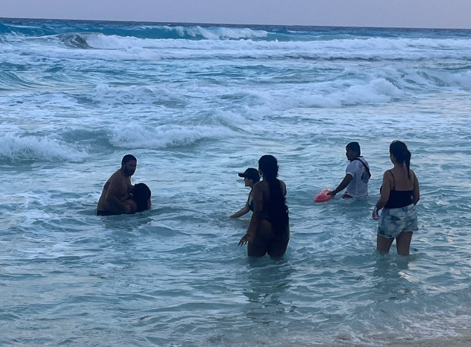 Se activan los servicios de emergencia en una playa de la zona hotelera una bañista fue rescatada y otro más está siendo buscado.