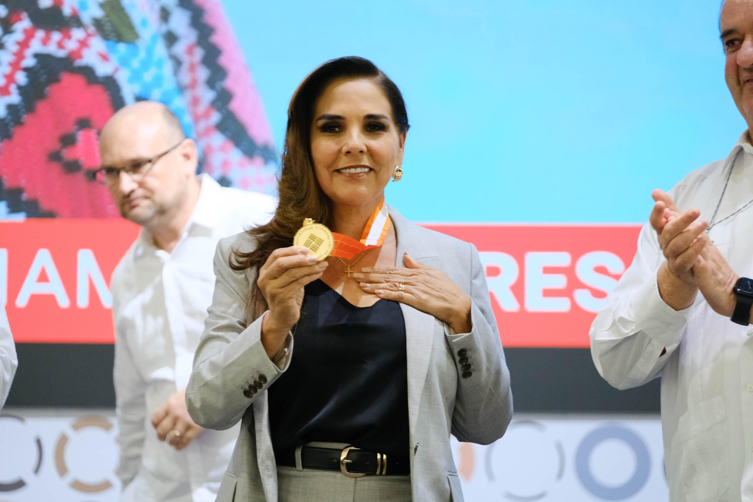 Recibe Mara Lezama la medalla Liderazgo Anáhuac en Comunicación 2025, primera gobernadora en recibir esta distinción por su compromiso social