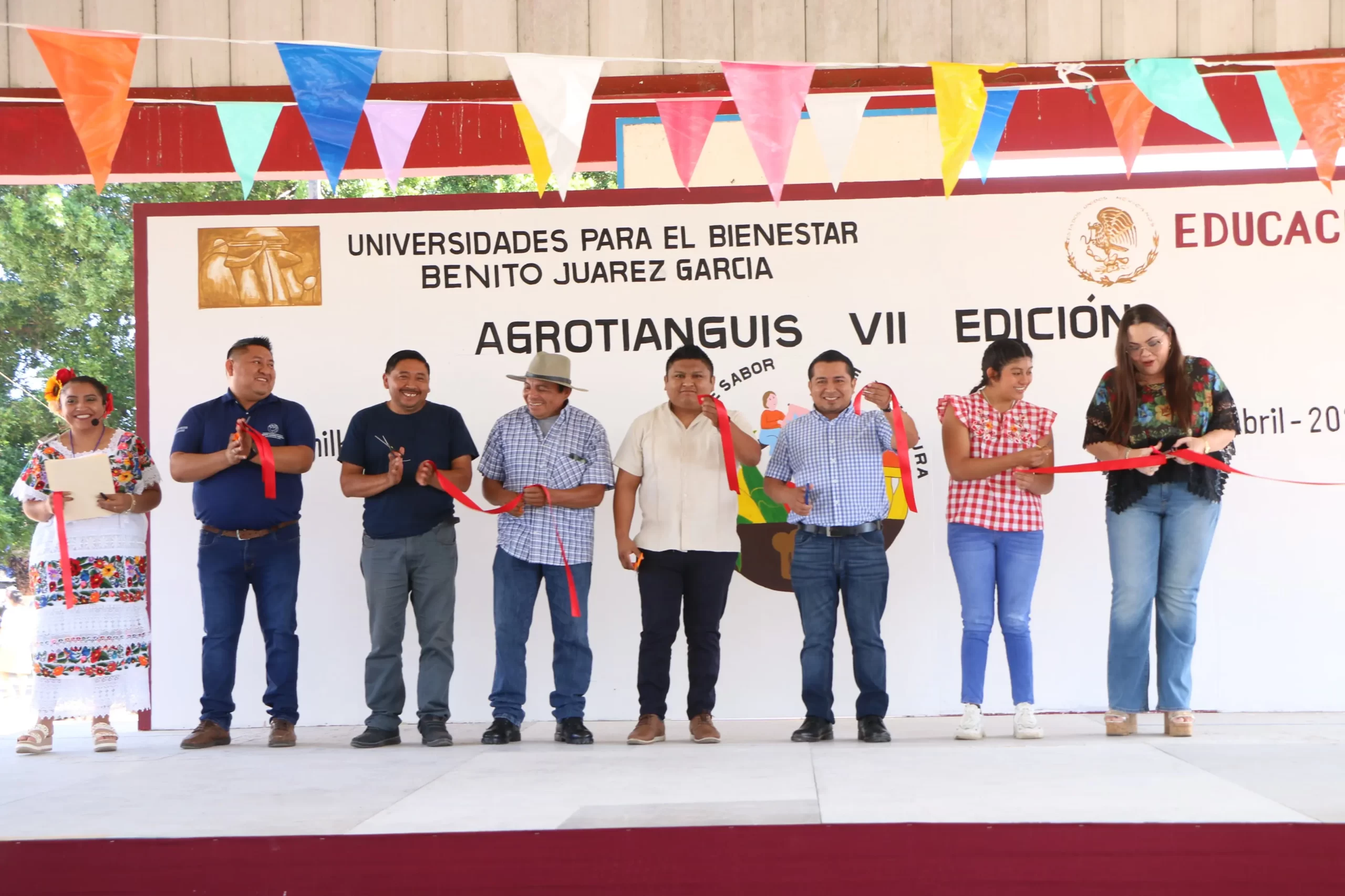Participan dependencias municipales en la séptima edición del agro tianguis organizado por la UBBJ