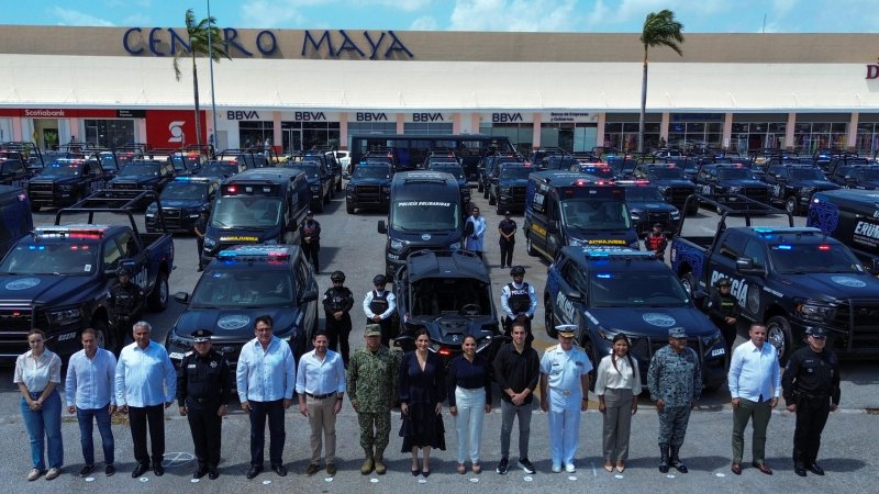 Encabeza Mara Lezama histórica entrega de vehículos policiales en Playa del Carmen, para avanzar en la construcción de paz