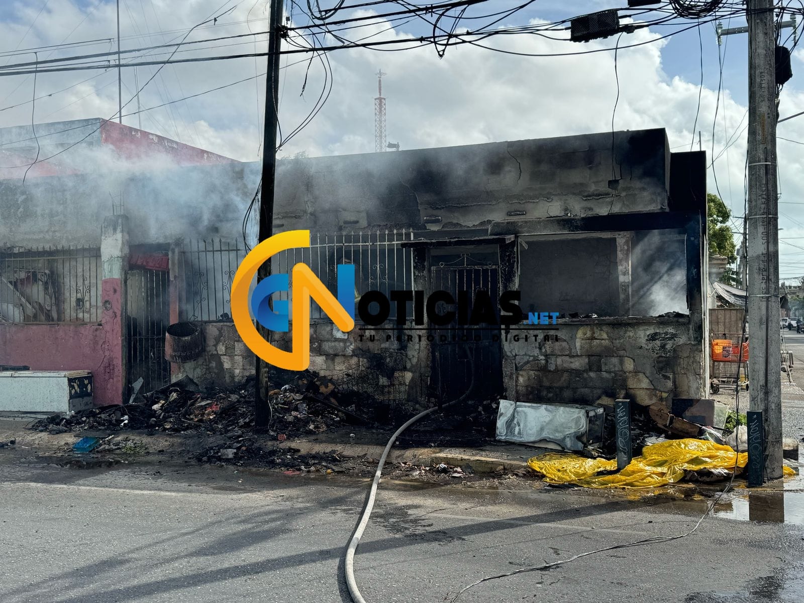 Sospechoso incendio consume cuartería en la Supermanzana 67 de Cancún; podría haber sido provocado
