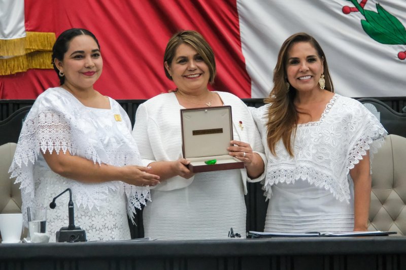 Entrega Mara Lezama Medalla al Mérito Quintanarroense “María Cristina Sangri Aguilar”, a la ciudadana Yusi Evelyn Dzib Echevarría
