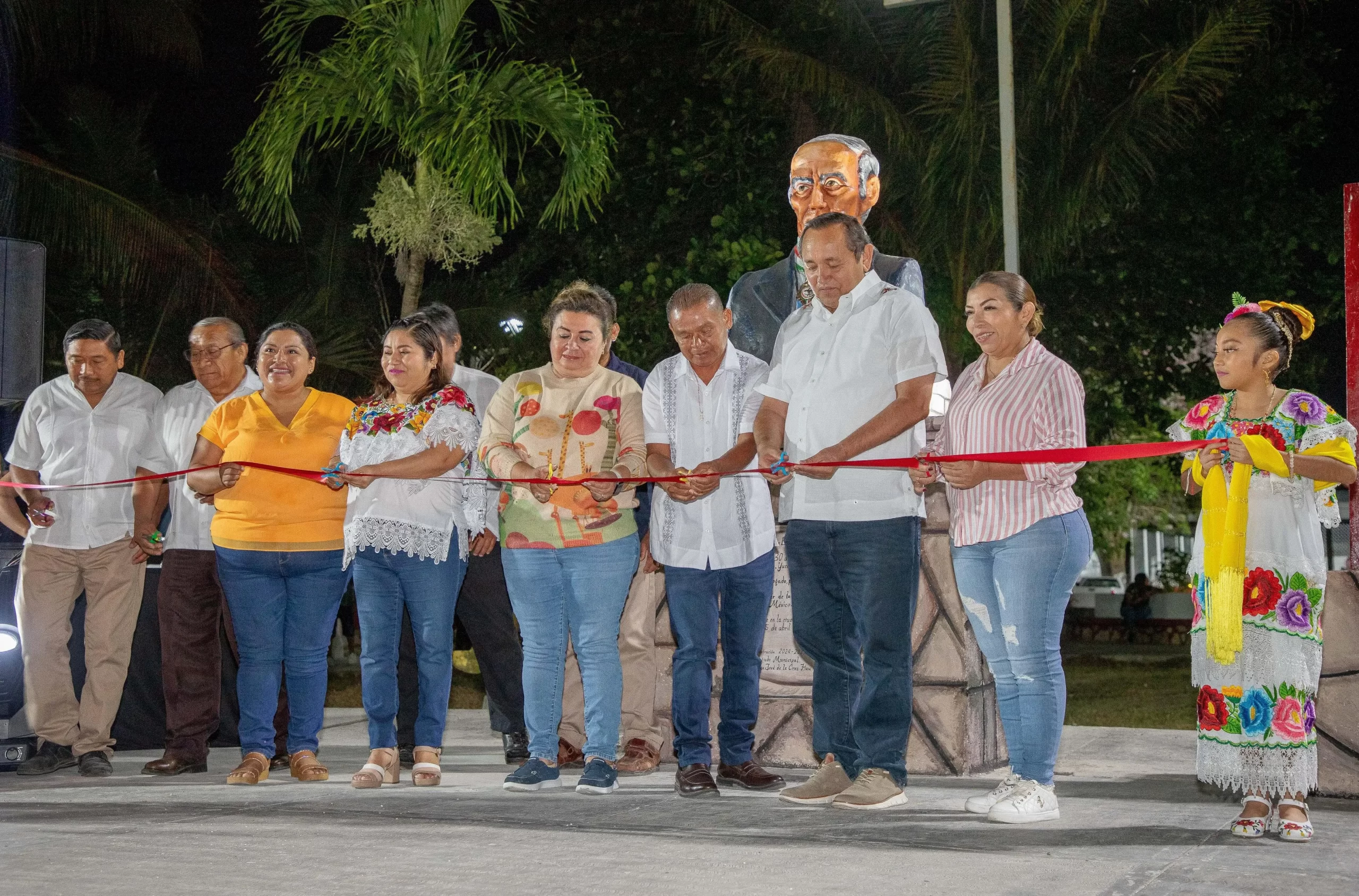 Devalan busto en honor a Andrés Quintana Roo e inauguran cancha de futbol rápido en Nuevo Xcan.