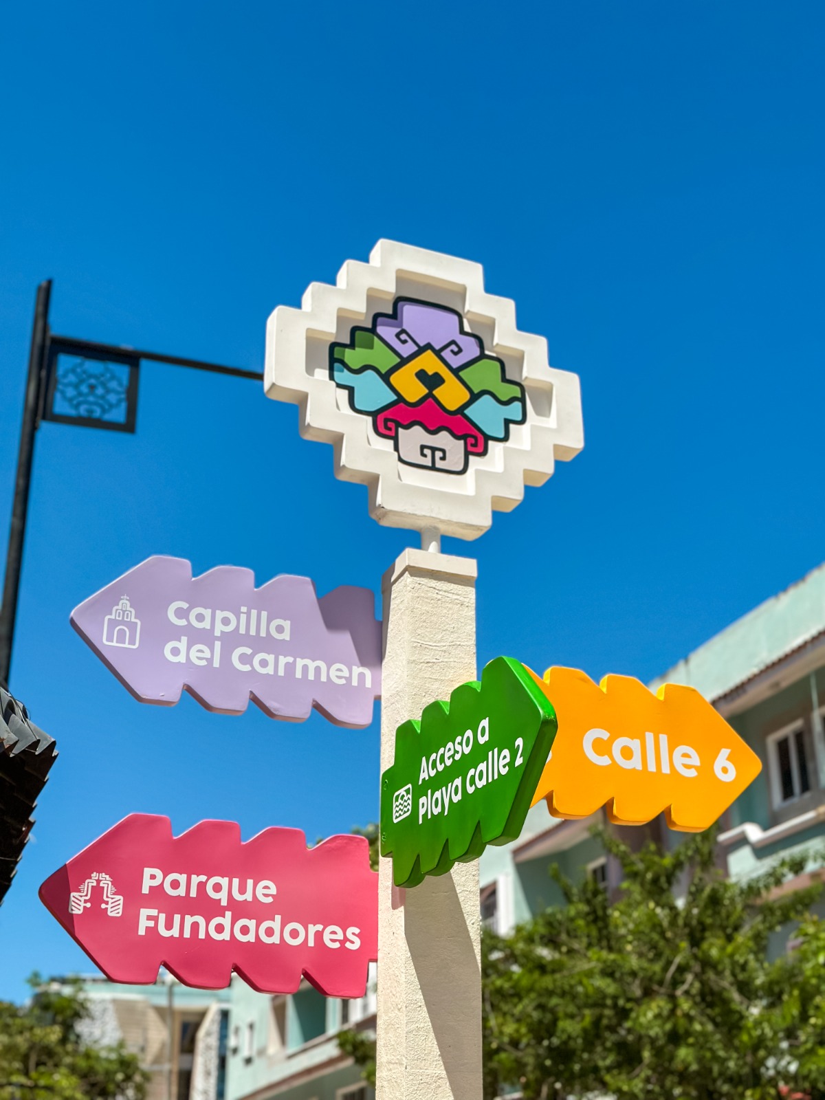 Con equipamiento urbano y vistosa señalética, Estefanía Mercado le cambia el rostro a la Quinta Avenida