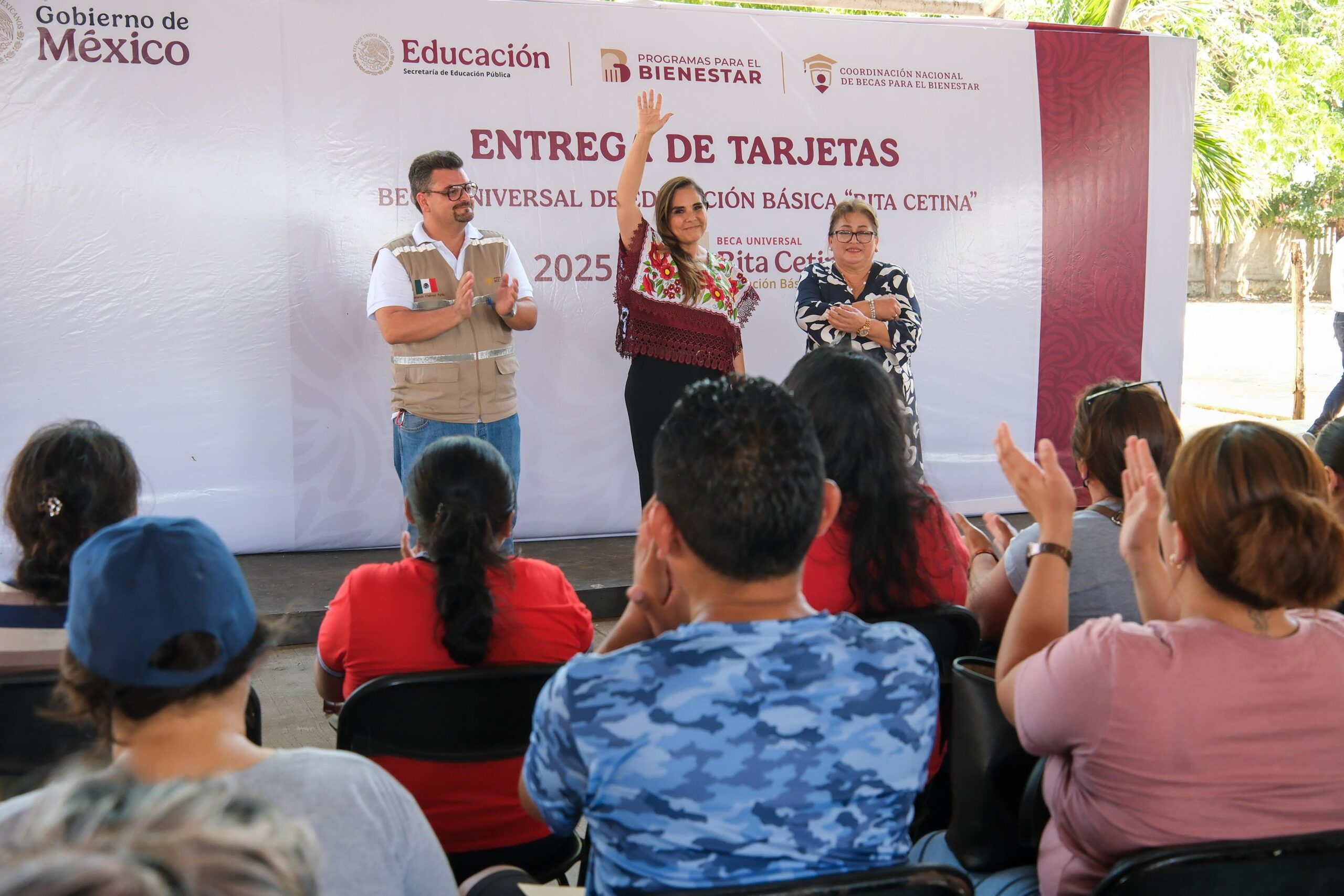 Encabeza Mara Lezama arranque de la entrega de tarjetas de las becas “Rita Cetina” a estudiantes de secundaria de Quintana Roo