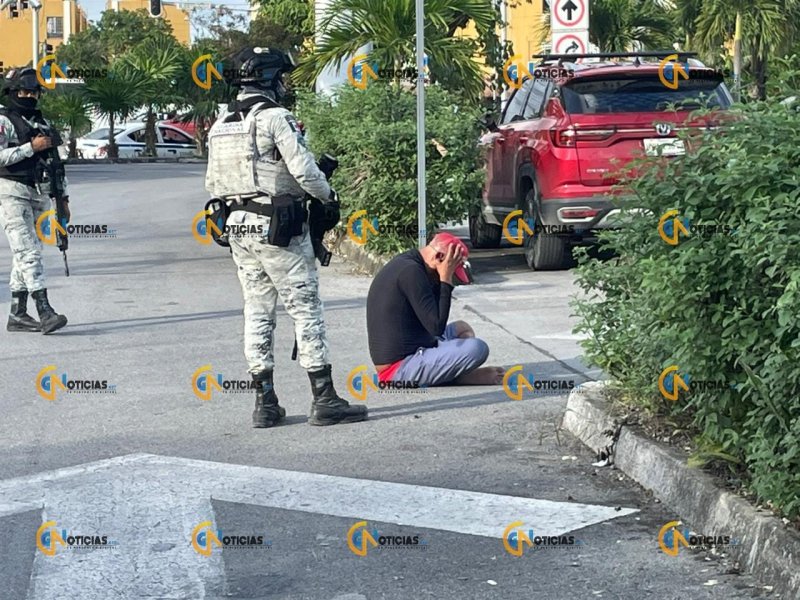 Intentaba llevarse unos tenis sin pagar de la tienda Coppel de Arco Norte y las autoridades lo dejaron hasta que terminó su “meditación” de arrepentimiento.