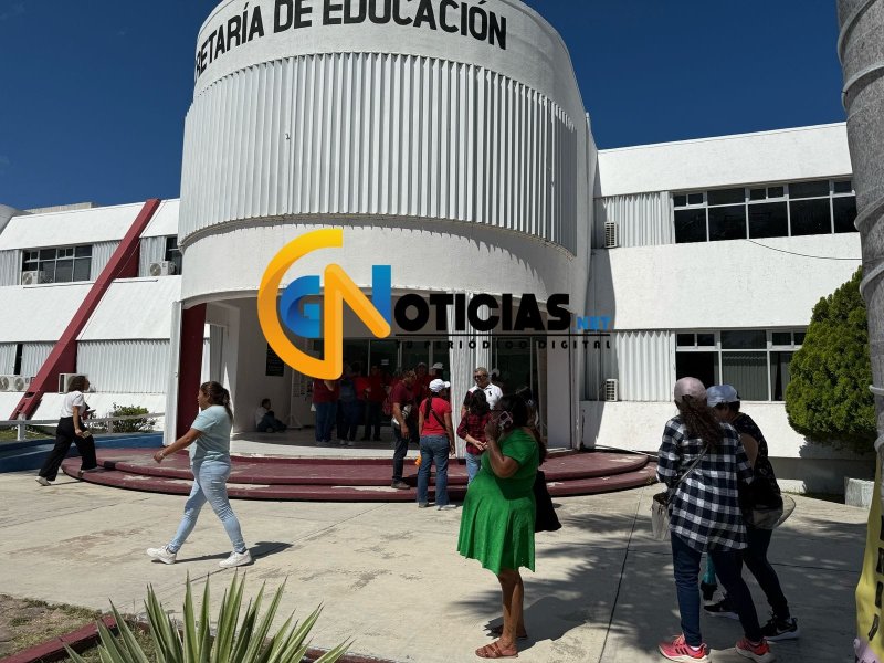 Maestros de Benito Juárez inician plantón indefinido en la SEQ; suspenden clases en todos los niveles