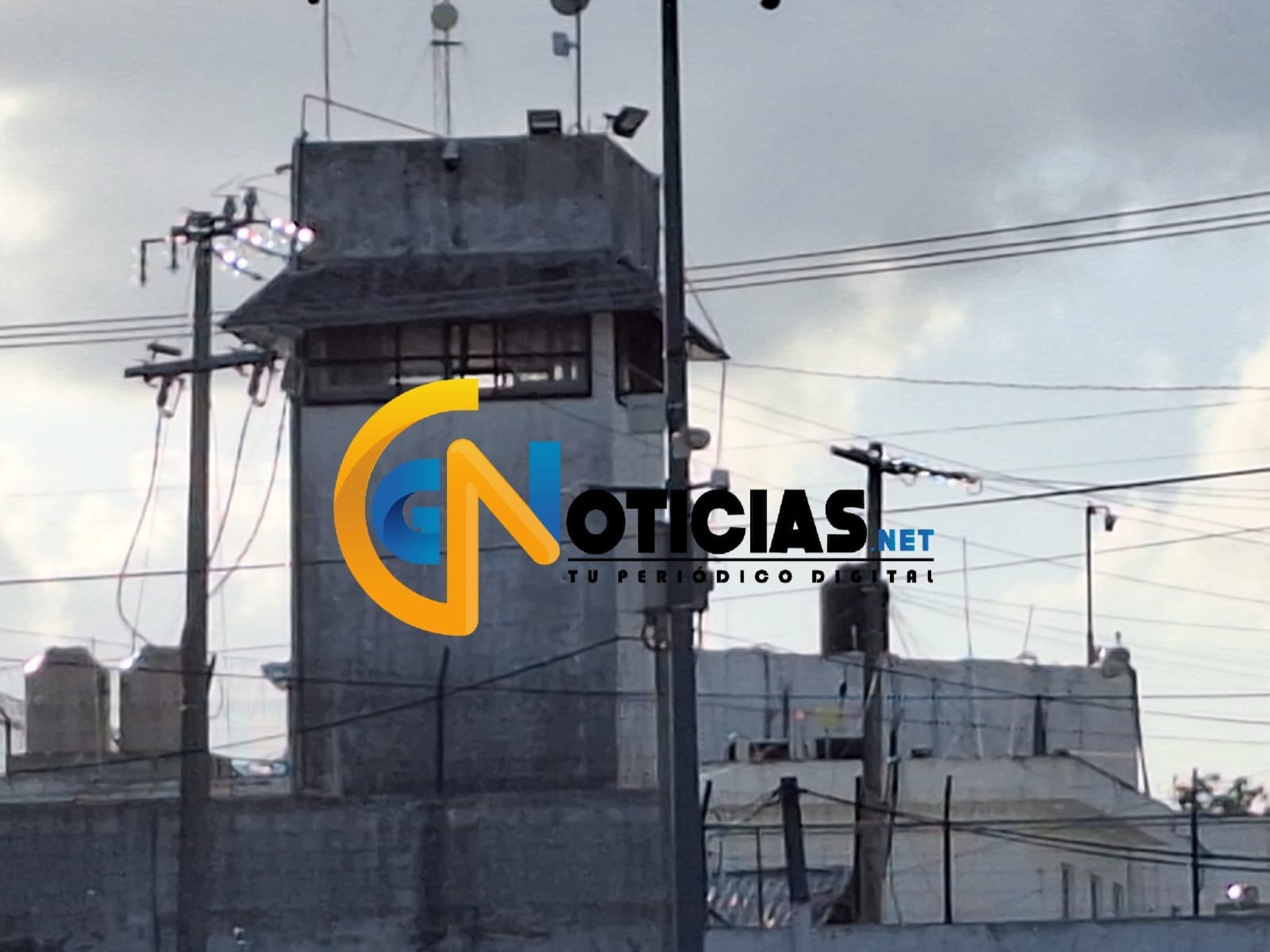 Policías estatales están llevando a cabo una revisión exhaustiva en las celdas del Centro de Reinserción Social (Cereso) de Cancún, ubicado en la región 99.