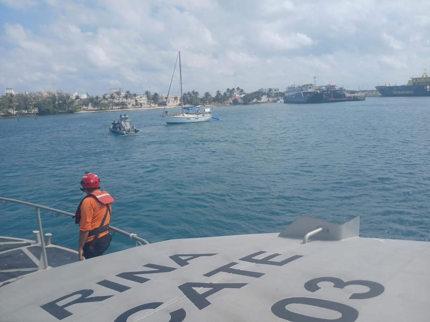 Marina rescata a una persona a bordo de un velero en inmediaciones de Isla Mujeres, Quintana Roo