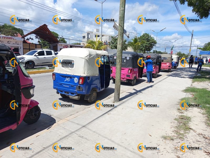 Unos 80 operadoras de Mototaxista del sindicato IslaCun impidieron que oficiales de Tránsito de Isla Mujeres le quitarán su unidad a uno de sus compañeros