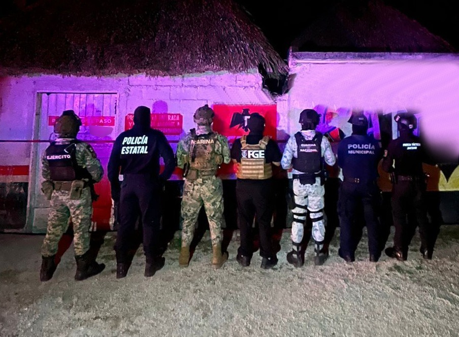 Aseguran FGE, Marina, Guardia Nacional, Ejército y SSC, drogas en dos cateos; detienen a dos personas en Felipe Carrillo Puerto