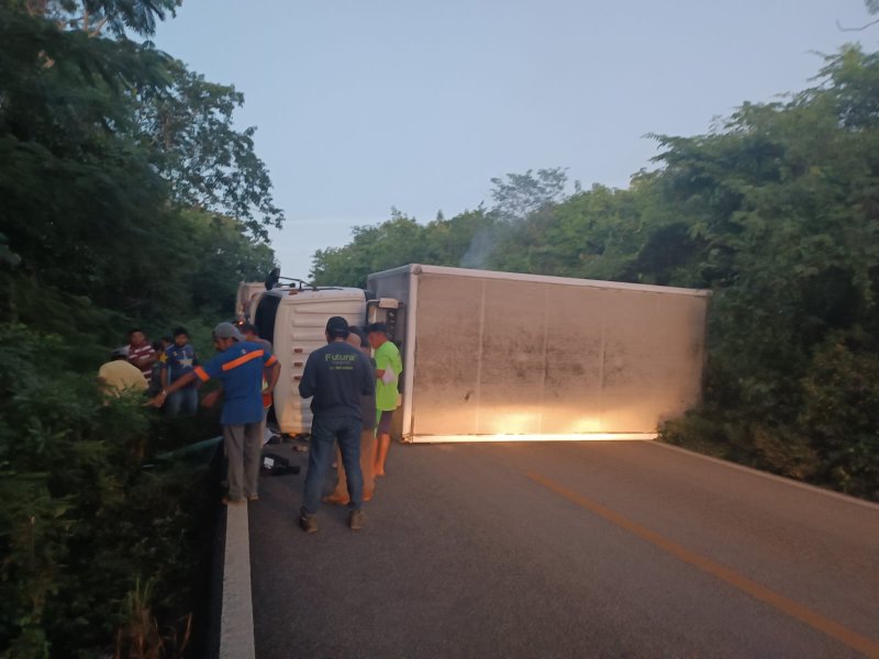 Camión con cámara fría bloquea tramo entre Ideal y Nuevo Xcán, trabajos de retiro tomarán horas