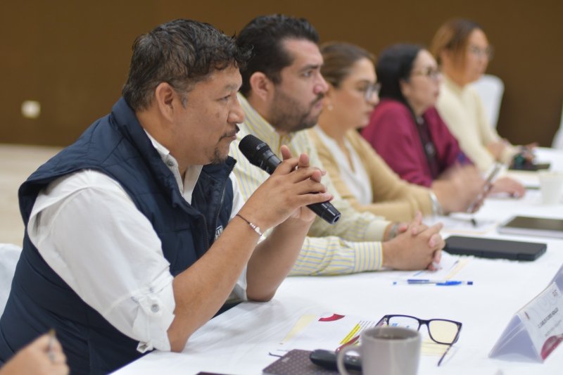 Comunicado Agencia de Proyectos Estratégicos del Estado de Quintana Roo. 19 de noviembre de 2025.  Aprobó la Junta de Gobierno de AGEPRO acciones clave para la administración ordenada del patrimonio estatal  -Permite fortalecer la certeza jurídica, el ordenamiento territorial y la adecuada administración de bienes inmuebles propiedad del estado  Chetumal.- La Agencia de Proyectos Estratégicos del Estado de Quintana Roo (AGEPRO), llevó a cabo la Tercera Sesión Extraordinaria de la Junta de Gobierno, en la cual se revisaron y aprobaron diversos asuntos orientados a fortalecer la certeza jurídica, el ordenamiento territorial y la adecuada administración de bienes inmuebles propiedad del estado, en beneficio de las familias quintanarroenses.  En el marco del Nuevo Acuerdo por el Bienestar y Desarrollo de Quintana Roo, que impulsa la gobernadora Mara Lezama Espinosa, estas acciones reafirman el compromiso con la justicia social, la transparencia y la construcción de un estado más equitativo. La coordinación entre los tres órdenes de gobierno permite avanza hacia la prosperidad compartida.  Al respecto, el director general de AGEPRO, Carlos Flores Hidalgo, que: “estas decisiones representan pasos firmes hacia una administración territorial responsable y orientada al beneficio público. Nuestro deber es garantizar que cada proceso, permuta o enajenación se realice con estricto apego a la ley y priorizando el bienestar social”, indicó.  La AGEPRO continúa trabajando de manera coordinada con las dependencias involucradas para asegurar procesos administrativos transparentes, fortalecer el ordenamiento territorial y garantizar el manejo responsable del patrimonio inmobiliario del estado.   cgc.qroo.gob.mx    qroo.gob.mx