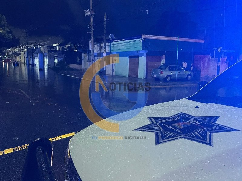Una persona fue hallada sin vida sobre la banqueta de la avenida Leona Vicario a la altura de la región 230 y hasta el momento se desconocen las causas de su deceso.