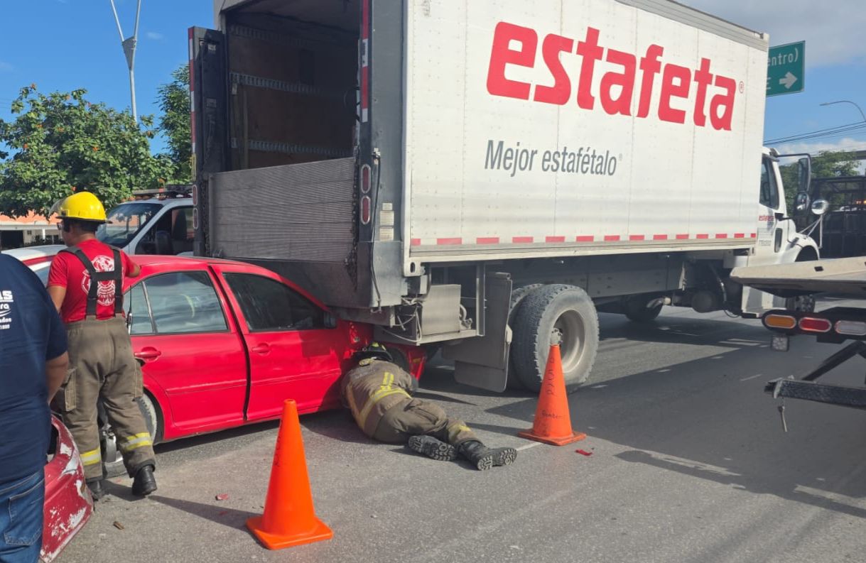 Un múltiple accidente vehicular se registró la mañana de este miércoles en el cruce de la avenida José López Portillo con avenida Nichupté