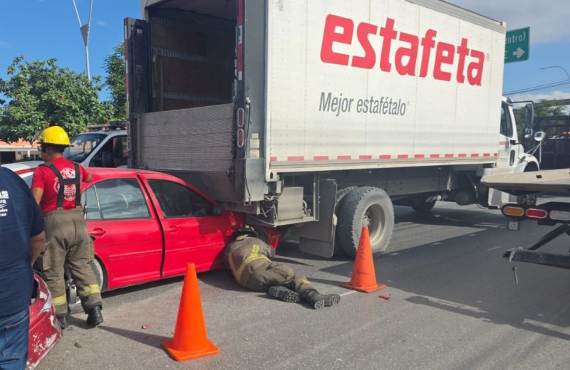 Un múltiple accidente vehicular se registró la mañana de este miércoles en el cruce de la avenida José López Portillo con avenida Nichupté