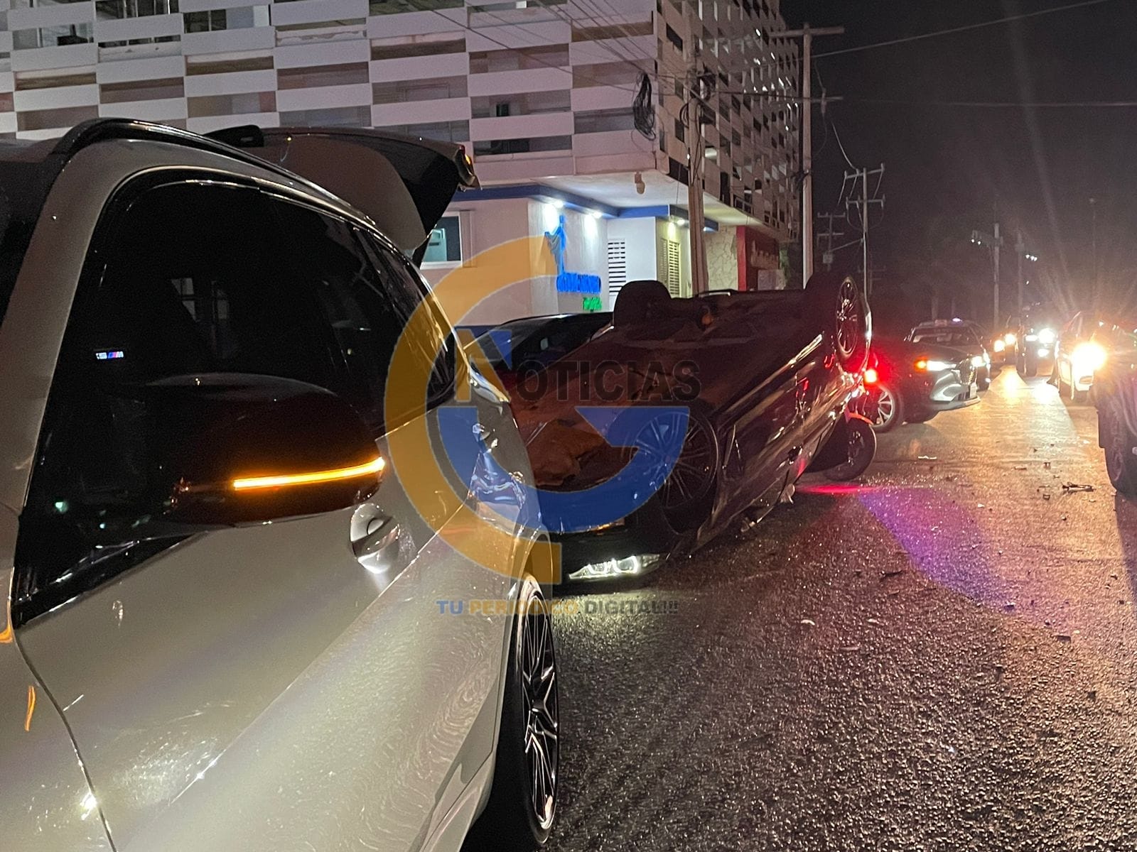 Un aparatoso accidente se registró la noche de hoy sobre la avenida Nichupte dónde dos vehículos se impactaron uno de ellos quedó volcado, no se reportaron lesionados.