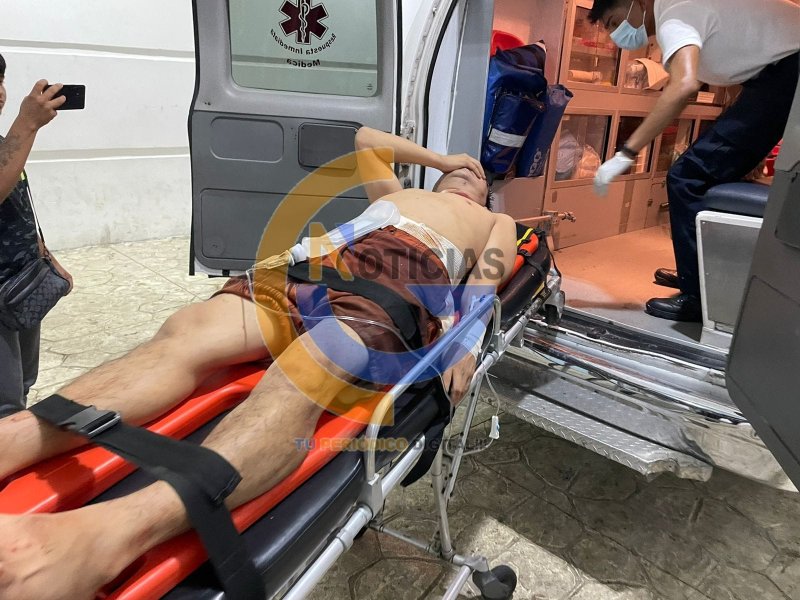 Cancún .- Un hombre recibió una herida en el abdomen y otra en el cuello, a manos de sus mismos compañeros de parranda, luego de que no quiso cooperar para comprar caguamas, en la región 95, durante la madrugada de este sábado.