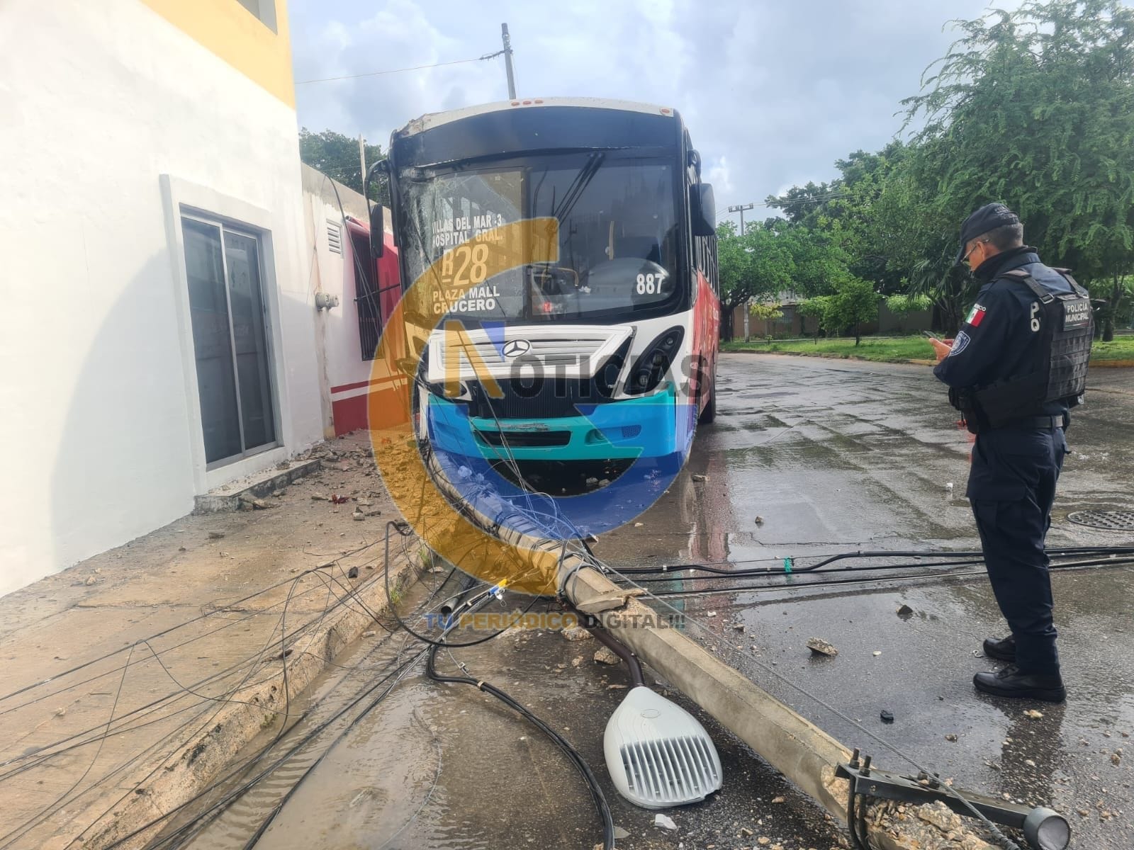 Cancún .- Varios vecinos de la región 248 sin luz y algunos pasajeros lesionados, pero no de gravedad, fue el saldo que dejó un imprudente operador de un autobús de la línea Turicun, que se impactó contra un poste de la CFE, cuando circulaba sobre la avenida Tules.