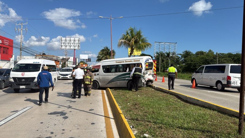 Un accidente de tránsito ocurrido la mañana de este domingo sobre el bulevar Luis Donaldo Colosio, a la altura del motel Play, dejó como saldo cinco personas lesionadas