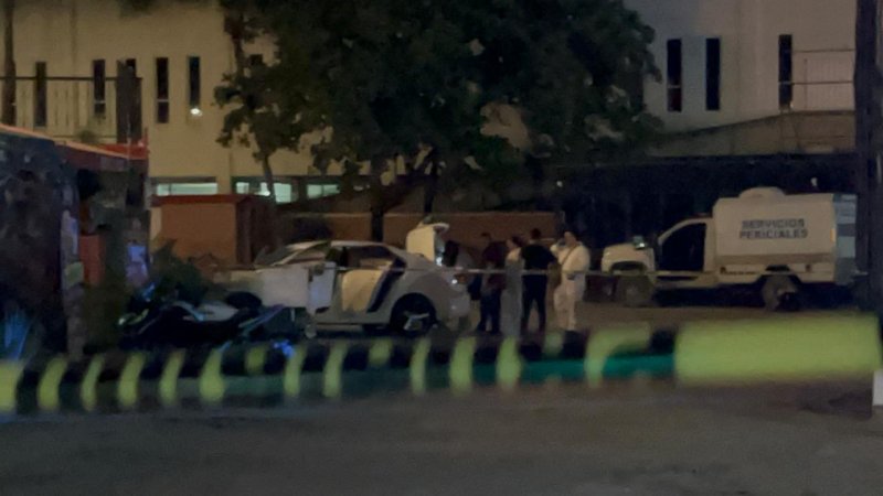 Un agente de investigación adscrito a la Fiscalía Especializada en Narcomenudeo fue asesinado a balazos la madrugada de este domingo en el estacionamiento de la Plaza de Toros de Cancún.