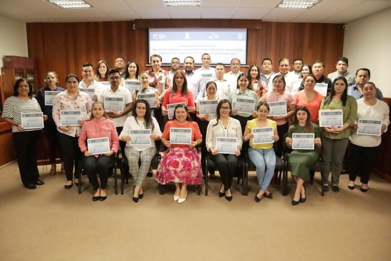 Entregan constancias al personal del TEQROO por haber participado en el Taller “Lenguaje Incluyente” que impartió la CDHEQROO