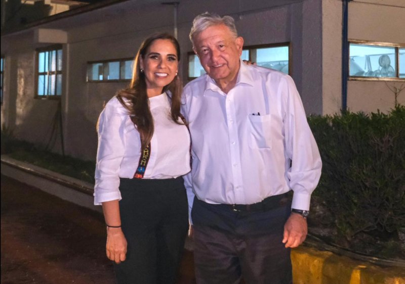 Un gusto recibir en #QuintanaRoo a nuestro querido presidente Andrés Manuel López Obrador, con quien avanzamos esta tarde en proyectos que traerán bienestar y buenas noticias para todas y todos. Hombro a hombro trabajamos #UnidosParaTransformar.