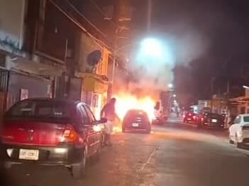 El cuerpo de un hombre apareció dentro de un auto que fue incendiado la mañana de este lunes en la supermanzana 66.