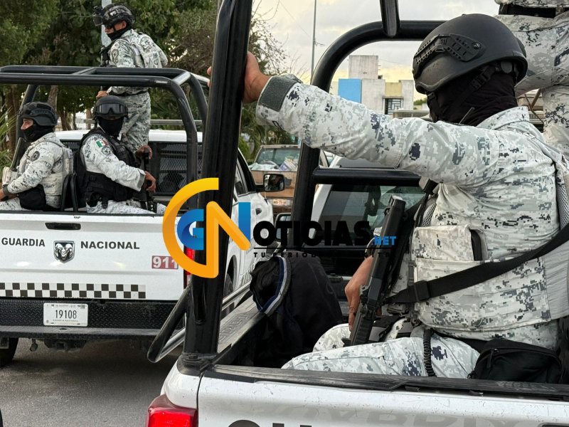 Sutoridades realizan un cateo en un domicilio del fraccionamiento Paseos Nikte, donde al parecer hubo personas detenidas.
