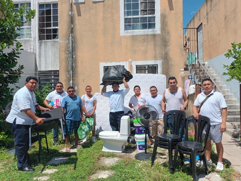 Delegados de la CROC y trabajadores del Hotel Platinum Yucatán Princess rehabilitan vivienda de agremiado que fue incendiada.