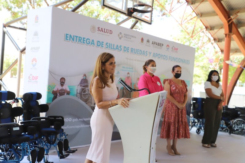 ENTREGA DIF BJ Y BENEFICENCIA PÚBLICA SILLAS DE RUEDAS Y APOYOS FUNCIONALES A FAMILIAS VULNERABLES