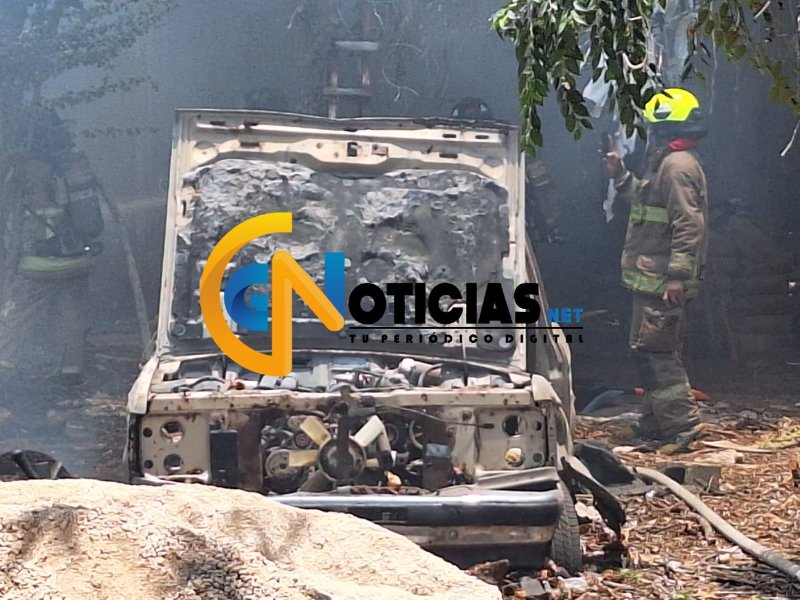 La tarde de este martes se registró un incendio en una bodega y taller de fibra de vidrio ubicada sobre la avenida Puerto Juárez