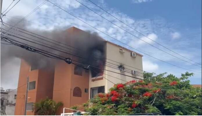 Aparente corto circuito provoca incendio en departamento de la Supermanzana 15 de Cancún￼￼￼￼