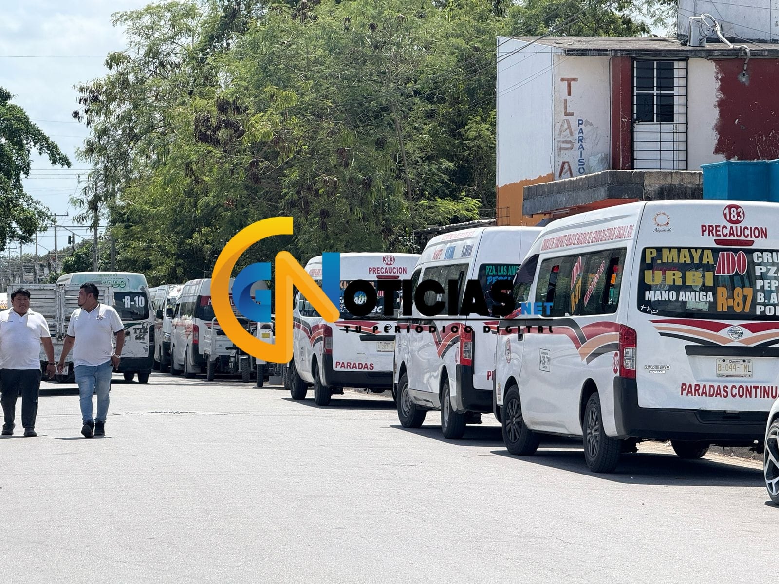 Operadores de combis en Cancún se manifiestan contra cuotas excesivas del sindicato