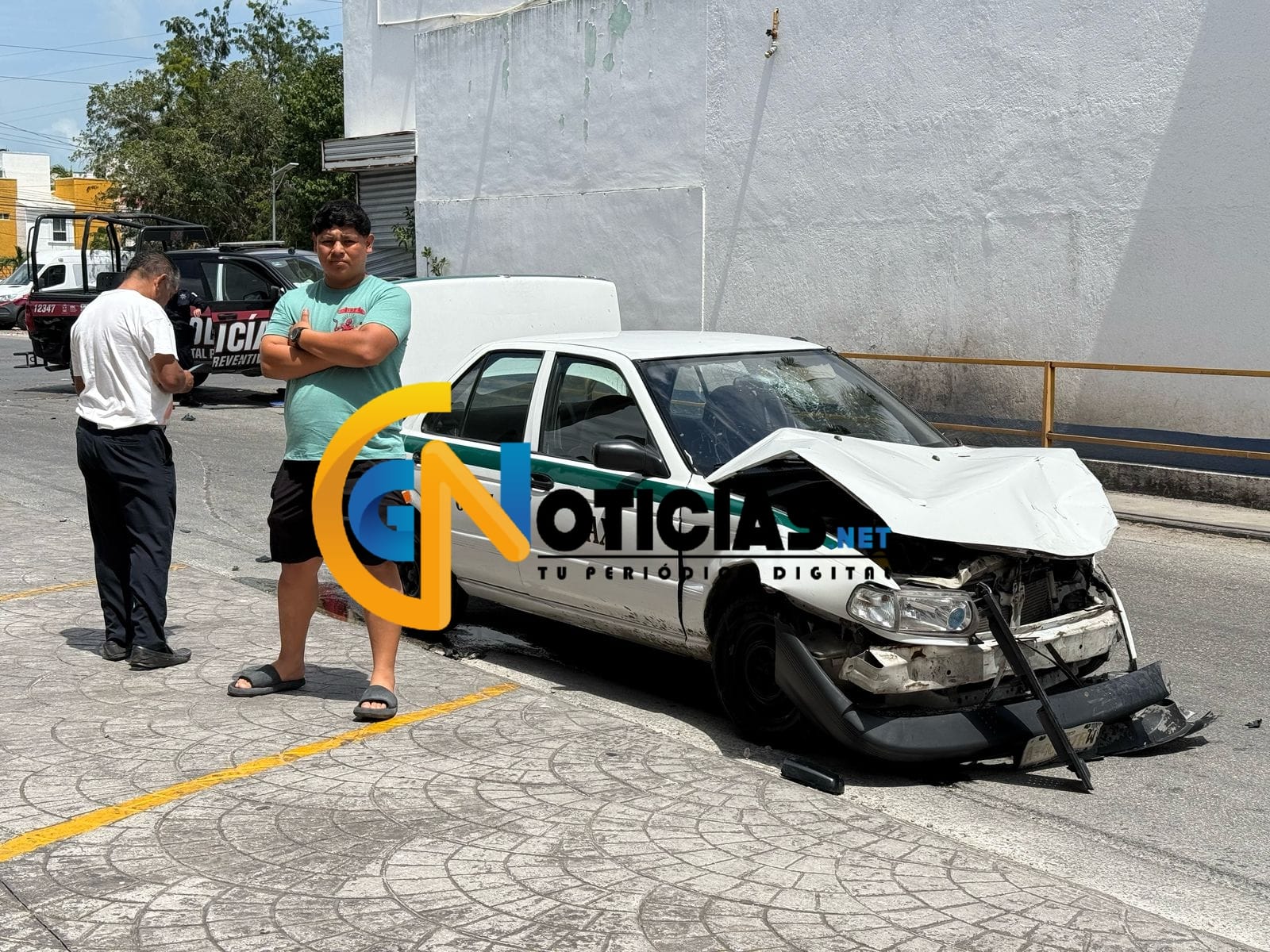 Patrulla estatal choca contra taxi y termina impactando un local en avenida Las Torres