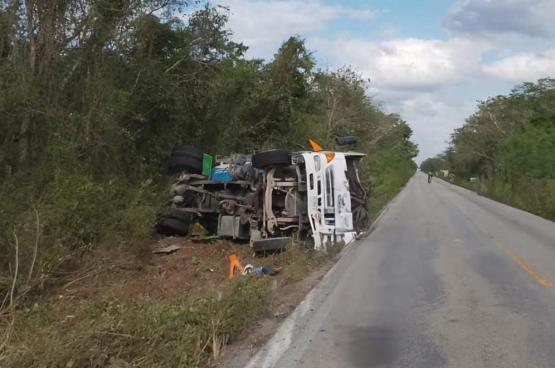 Pipa de gas LP termina volcada en tramo Leona Vicario- Valladolid Nuevo