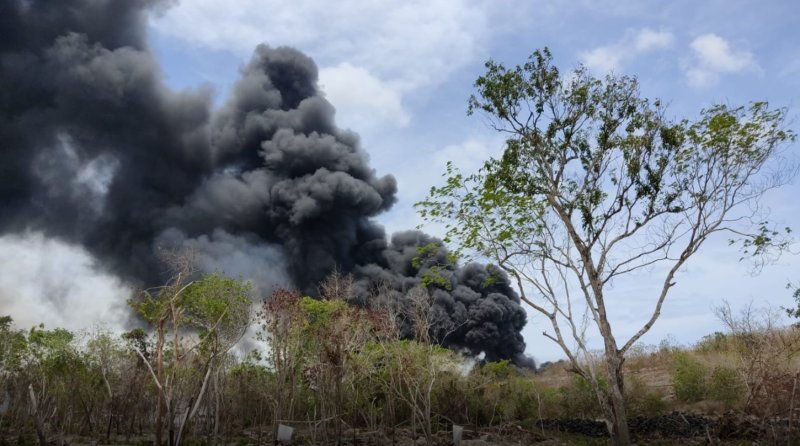 QUEMAZÓN Y CONTAMINACIÓN: Arden neumáticos en el antiguo basurero de Cancún