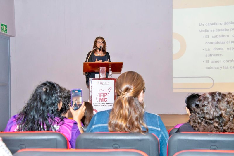Realiza la FPMC conversatorio sobre violencia de género en el Museo de la Isla