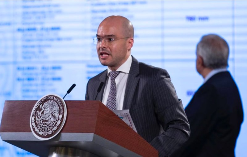 Reaparece David León para justificar vacaciones de López-Gatell