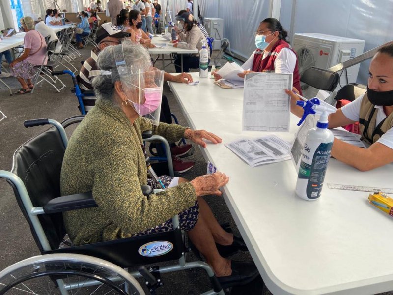 Reciben más de 1, 800 adultos mayores primera dosis de vacuna contra Covid-19 en Cancún