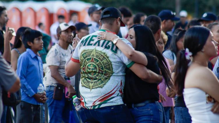 Al ritmo de la música norteña, varias personas se animaron a bailar durante la presentación de