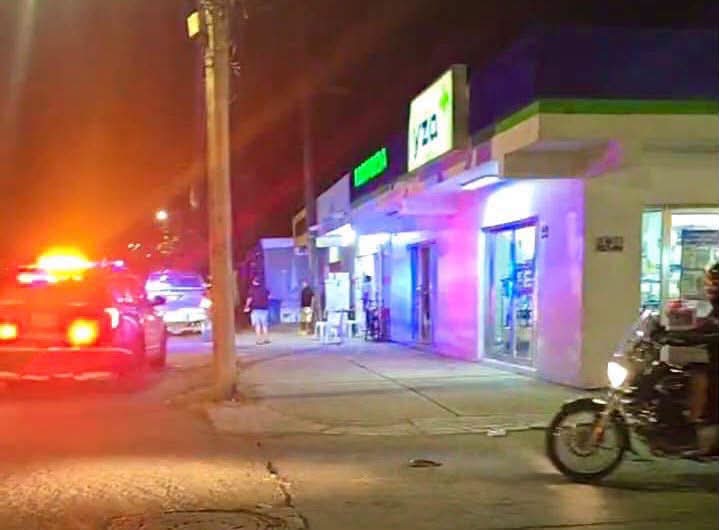 AMENAZA A EMPLEADA, LA ENCIERRA Y HUYE CON EL DINERO DE UNA FARMACIA EN PLAYA DEL CARMEN