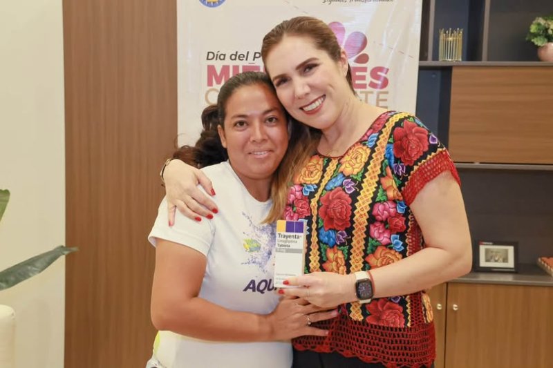 Atenea Gómez atiende a familias en Isla Mujeres