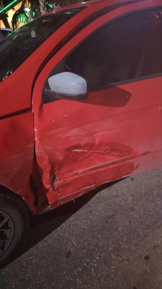 Choque leve en la avenida Bonampak deja susto y daños materiales