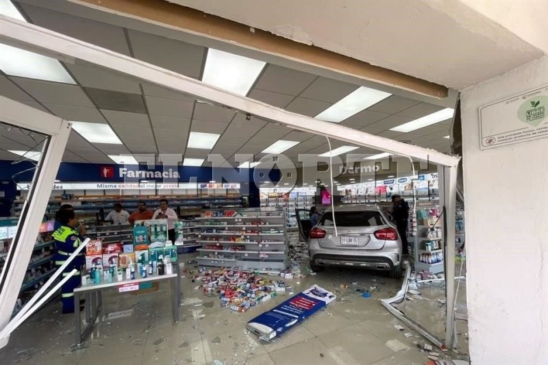 Conductor entra a farmacia y atropella a mujer en San Pedro