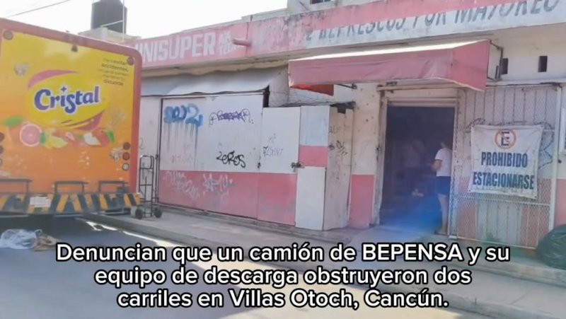 Denuncian a camión de BEPENSA por obstrucción de carriles en Cancún