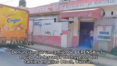 Denuncian a camión de BEPENSA por obstrucción de carriles en Cancún