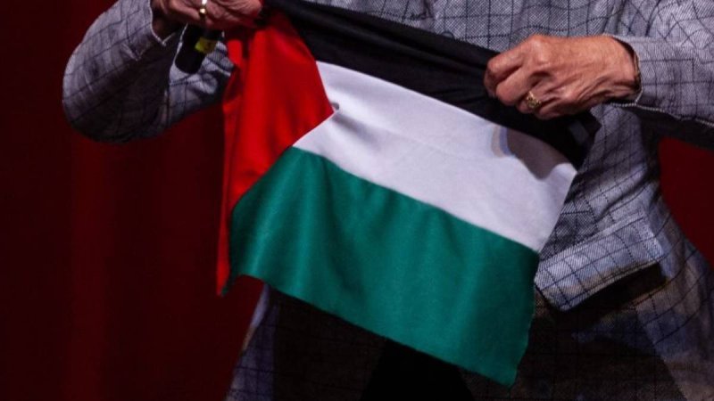 Denuncian bandera palestina junto a decoración de Fiestas Patrias en Toluca