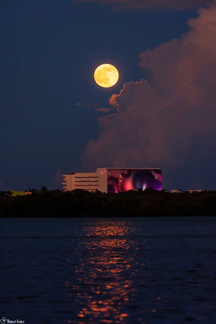 Luna gibosa menguante ilumina Cancún