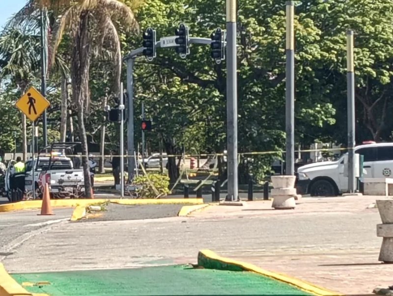 Madres bloquean zona hotelera de Cancún exigiendo localizar niña y madre